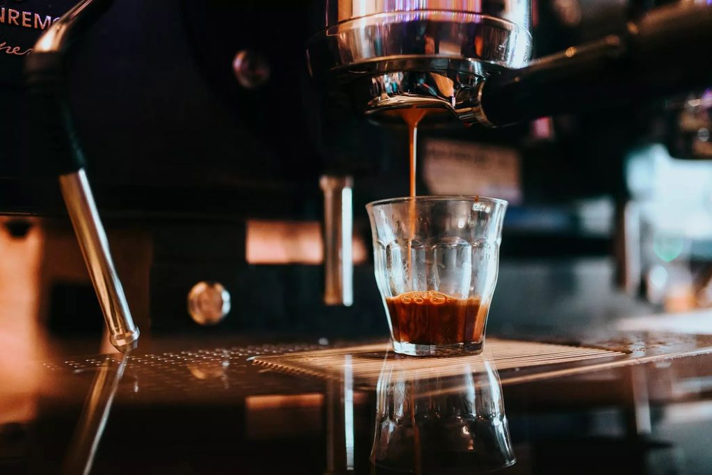 Cách pha cà phê Americano nóng tại nhà